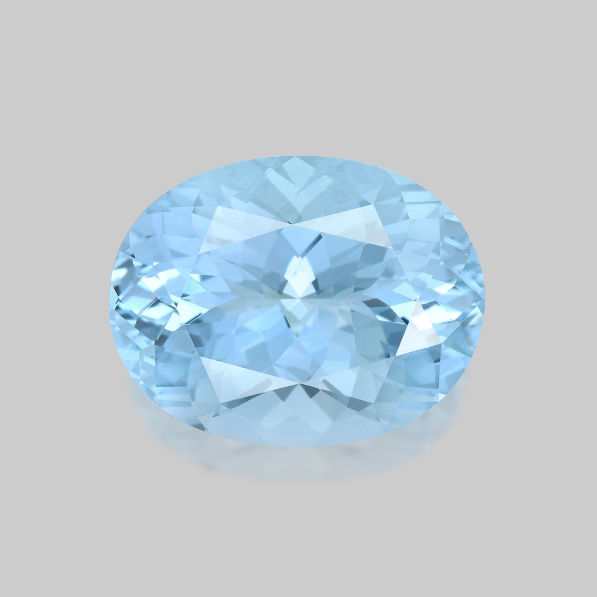 Loupe Clean, precision oval-cut Madagascan aquamarine.